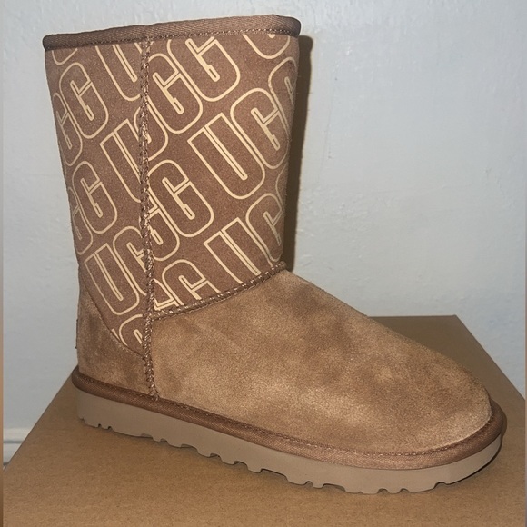Ugg Women Classic Short II Ugg Graphic - Picture 1 of 2